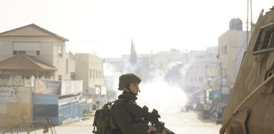 Israelske styrker leder efter en eftersøgt terrorist i området omkring Jenin.