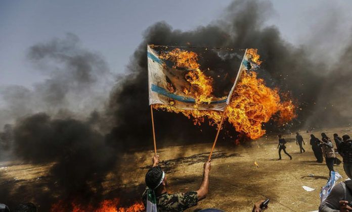Great-March-of-Return-burning-kites-2018-04-13 Palestinians burn Israeli flags (Palinfo Twitter account, April 13, 2018 - via The Meir Amit Intelligence and Terrorism Information Center).