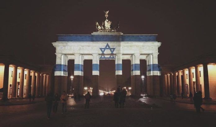 Brandenburger-Tor-2017-01-solidaritet-15941474_10208718516024443_1666629465596898494_n-2-696x410 Efter terrorangrebet i Jerusalem januar 2017 blev Brandenburger Tor lyssat i de israelske farver. (Foto: Muhammad Zoabi i miff.no)