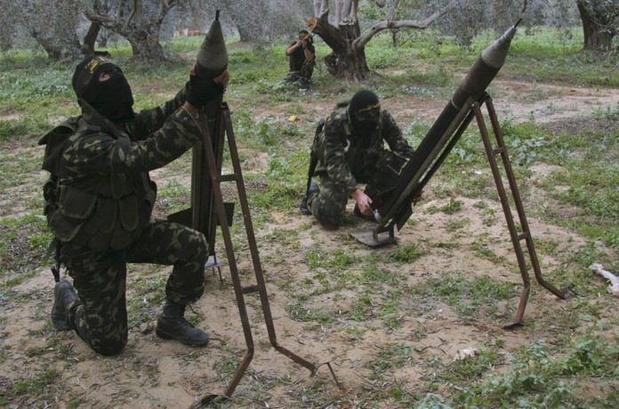 PIJ-homemade-rockets Maskerede medlemmer af Palæstinensiske Islamiske Jihad opsææter hjemmelavede raketer lige udenfor Gaza City med henblik på affyring mod Israel - 2009.