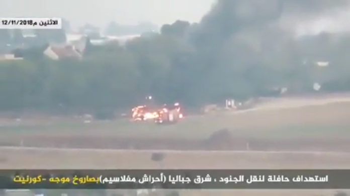2018-11-12-bus-brand-Hamas En bus brænder nær Kfar Aza, Israel, den 12. november 12, 2018, efter at være blevet ramt af et anti-tankmissil affyret af Hamas-terrorister i Gazastriben. (Billedkilde: Hamas video screenshot)