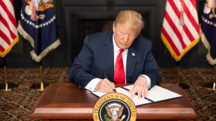 2018-08-06-Trumps-Signs-Iran-Sanctions-White-House-Photo-P20180805SC-0480_1 Den amerikanske regering har besluttet at genindføre de sanktioner mod Teheran, som blev fjernet ved