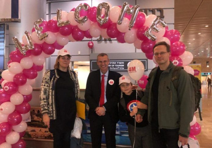2018-12-30-Turist-nr-4-million-768x537 Israels turistminister Yariv Levin (i midten) sammen med turist nummer fir million i 2018 (2018-12-30) - Foto: Turistdepartementet