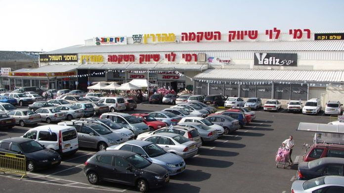 2019-01-20-Rami-Levy Det Palæstinensiske Selvstyres præsident, Mahmoud Abbas' regerende Fatah-parti har reageret på et nyt butikscenter i det østlige Jerusalem, hvor de fleste arbejdere og kunder er arabere, på en måde, som udstiller, hvordan de palæstinensiske ledere bestandig torpederer befolkningens goder. Billedet: En afdeling af supermarkedkæden Rami Levy i det vestlige Jerusalem. (Billedkilde: Yoninah/Wikimedia Commons)