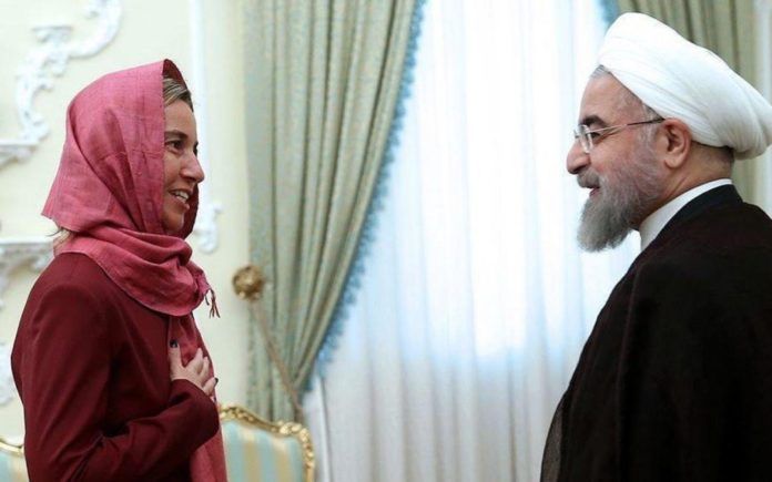Mogherini visits Tehran Mogherini i et ømt øjeblik sammen med Rouhani i Teheran den 28. juli 2015. (Billedkilde: EPA/Handout fra Irans præsidentkontor)