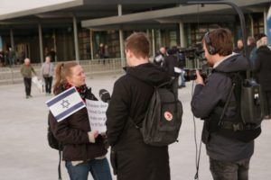 Danmarks Radio interviewer en pro-Israel demonstrant (privat foto: Simeon Kristensen)