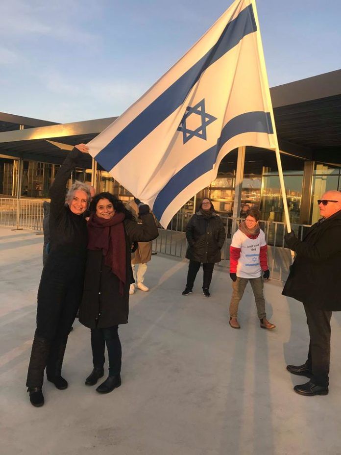 Ela-og-nok-Marianne-2019-02-23 Hilsen fra Israel-vennerne foran Boxen i Herning hvor den danske finale for Melodi Grand Prix foregårs (privatfoto)