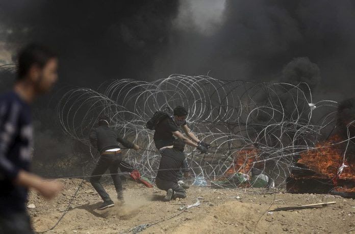 River-ned-piggtråd-696x459 Palæstinensere på Gazastriben forsøger at nedrive dele af sikkerhedsbarrieren mellem Gaza og Israel (Foto: IDF)