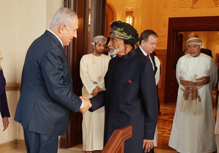 Netanyahu-Oman Den israelske statsminister Benjamin Netanyahu hilser på Sultan Qaboos bin Said i Oman. (Israel PM's Office)