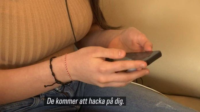 De-kommer-att-hacka-på-dig-svt-skjermdump-696x391 I stedet for at kæmpe for ytringsfrihed bøjede læreren af for press fra pøbelen i klassen. (Skærmdump fra SVT)