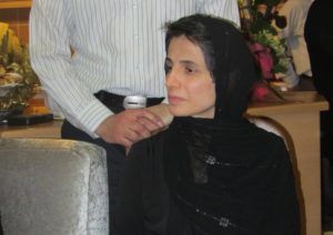 Iran idømte for nylig en fremtrædende iransk advokat, Nasrin Sotoudeh, som havde dristet sig til at forsvare nogle piger, der havde protesteret mod Irans påtvungne tildækningslove, 33 års fængsel og 148 piskeslag. Billedet: Nasrin Sotoudeh. (Billedkilde: Hosseinronaghi/Wikimedia Commons)