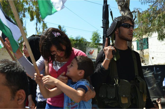 Libanon-Ain-Al-Hilweh-juli-2015 n gadefest i den libanesiske, palæstinensiske flygtningelejr Ain al-Hilweh, juli 2015. (Billedkilde: Geneva Call/Flickr - via Gatestone Institute)