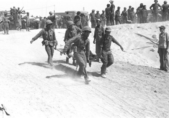 Israelske soldater evakuerer sårede soldater fra slagmarken under Yom Kippur-krigen i 1973. (Foto IDFs arkiv)