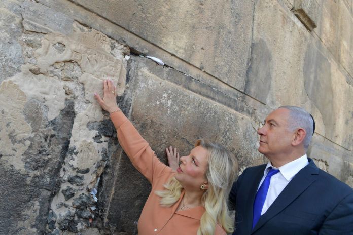 Sarah og Benjamin Netanyahu ved Patriarkernes grav i Hebron d. 4 september 2019. (Foto Kobi Gideon, GPO)